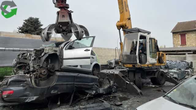 Centre VHU se débarrasse épave voiture pour destruction à Paris